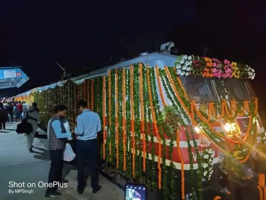 बहराइच : बनारस के लिए शुरू हुई इंटरसिटी एक्सप्रेस ट्रेन, सांसद ने हरी झंडी दिखाकर किया रवाना
