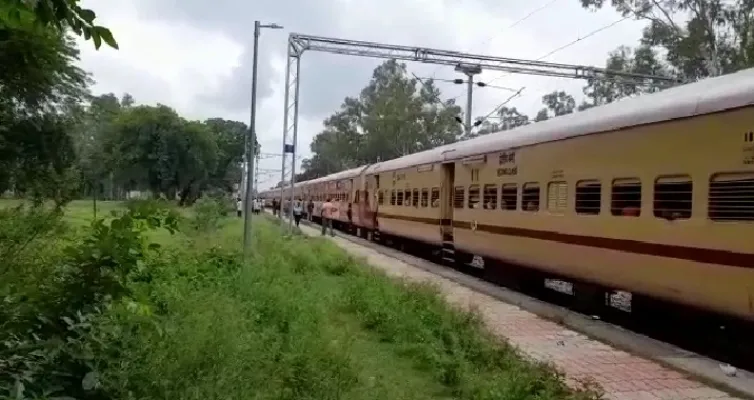 रायबरेली : मालगाड़ी से कटकर इंजन में फंसा मवेशी , दो घंटे खड़ी रही दो ट्रेन