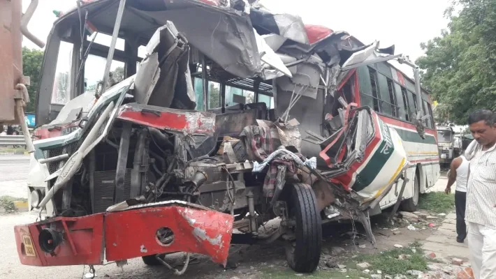 अयोध्या: ट्रक खड़ा कर ढाबे पर गया चालक, पीछे से भिड़ी बस, सात घायल