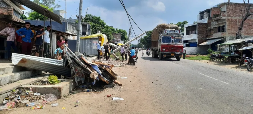 अयोध्या: ट्रक ने बिजली पोल तोड़ गुमटी में टक्कर मारी, एक घायल