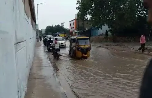 मथुरा: थोड़ी देर की बारिश में खुली एनएचएआई के कार्यों की पोल, टाउनशिप के पास हाईवे पर हुआ जलभराव