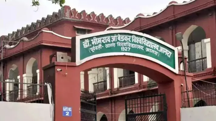 आगरा: यूनिवर्सिटी में चुनाव की मांग पर अड़े छात्र, किया कुलसचिव का घेराव