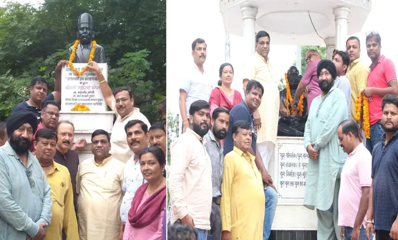 बरेली: आजादी के अमृत महोत्सव के उपलक्ष्य में महापुरुषों की प्रतिमा पर किया माल्यार्पण