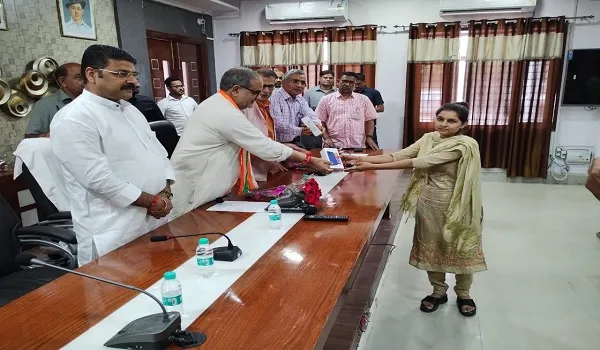 मुरादाबाद : छात्र-छात्राओं को बांटे टैबलेट-स्मार्टफोन, पंचायती राज मंत्री बोले- बेहतर शिक्षा में मददगार