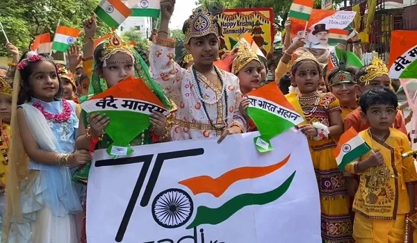 मुरादाबाद : राधा कृष्ण का रूप धारण कर बच्चों ने निकाली तिरंगा यात्रा