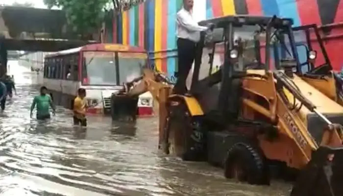 इटावा: बारिश बनी मुसीबत, मैनपुरी अंडर पास में फिर फंसी रोडवेज बस