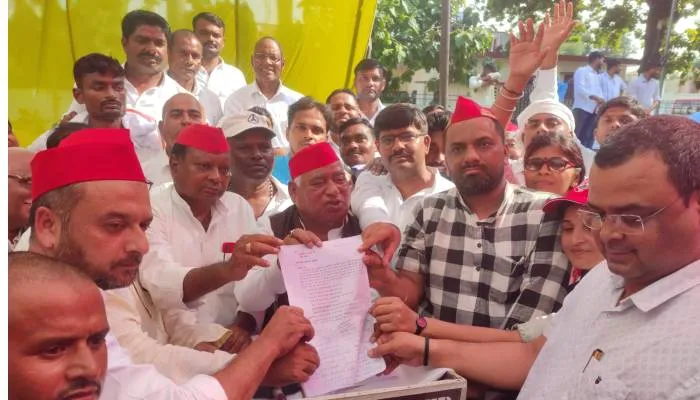 अयोध्या: किसानों की समस्याओं को लेकर सपा ने दिया धरना, राज्यपाल ने नाम दिया ज्ञापन