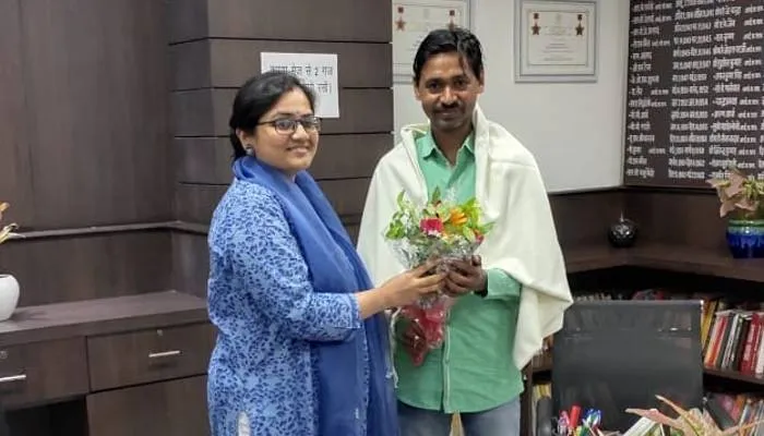 उन्नाव: ”डिजिटल मैन” को डीएम ने किया सम्मानित, मन की बात में पीएम मोदी ने किया था ओम प्रकाश का जिक्र
