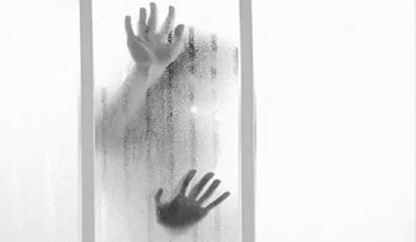 तीन दिन बाथरूम में फंसी रही महिला, जीने की उम्मीद खोने पर लिपस्टिक से दीवार पर लिखी वसीयत