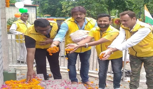 मुरादाबाद: पुष्पवर्षा कर तिरंगा यात्रा का जगह-जगह स्वागत