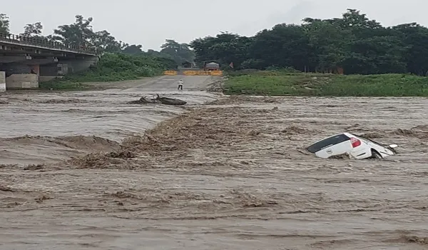 बिजनौर : रपटे से बहकर कोटा वाली नदी में समाई कार