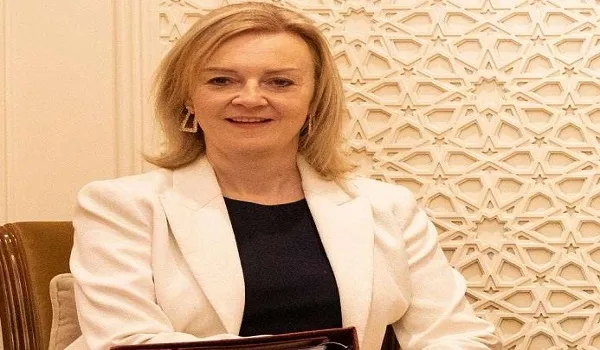 फ्रांस के राष्ट्रपति मैक्रों पर टिप्पणी कर विवादों में फंसी लिज ट्रस, पार्टी के सदस्यों ने की आलोचना