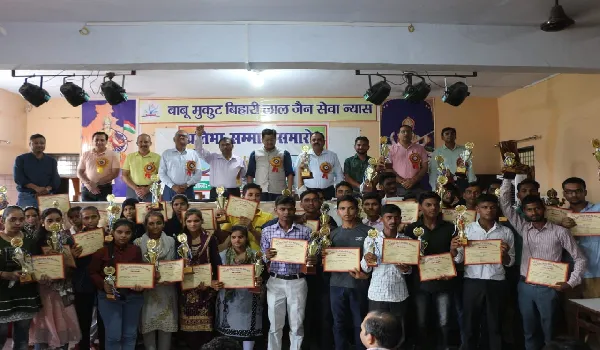 मुरादाबाद : बीएमबीएल जैन सेवा न्यास ने विद्यार्थियों व शिक्षकों को किया सम्मानित