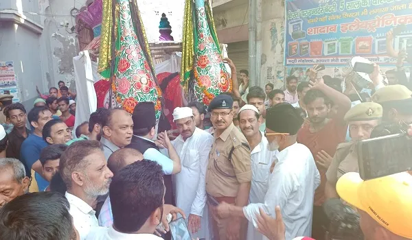 मुरादाबाद : एडीएम सिटी व एसपी सिटी ने रवाना किया कंबल का ताजिया