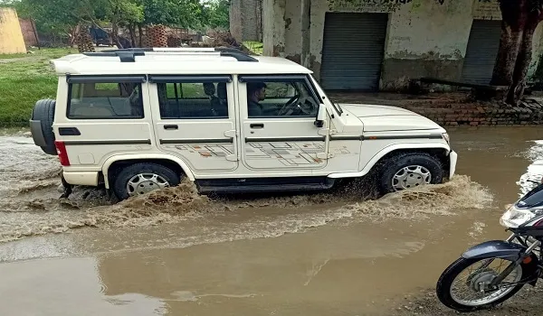 अमरोहा: मुख्य मार्ग पर गंदगी व जलभराव से जूझ रहे ग्रामीण, शिकायत के बावजूद नहीं की कार्रवाई