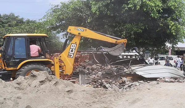 मुरादाबाद : कोर्ट के आदेश पर 30 साल बाद हटा करोड़ों की भूमि से अवैध कब्जा, कार्रवाई के दौरान लोगों ने किया हंगामा