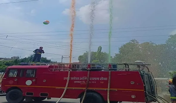 मुरादाबाद: पुलिस के पीआरवी वाहनों में किया तिरंगा पास्ट मार्च, दमकल में पानी से बनाया तिरंगा