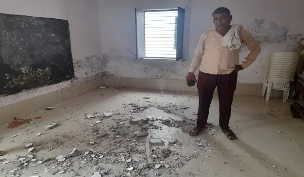 अमरोहा: प्राथमिक विद्यालय में बंद कमरे का छत का प्लास्टर गिरा
