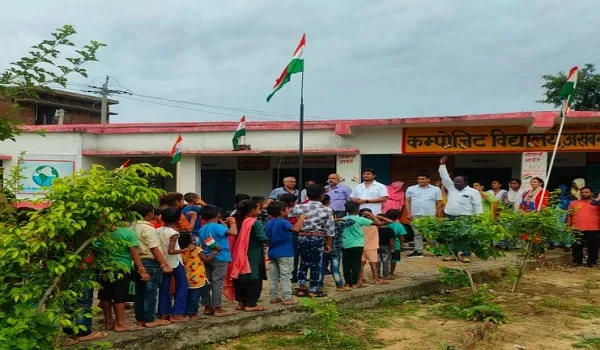 संभल : तिरंगे के अपमान का फोटो सोशल मीडिया पर वायरल