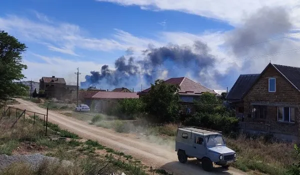Ukraine War : क्रीमिया में रूसी ‘एयर बेस’ पर विस्फोट में एक व्यक्ति की मौत, कई अन्य घायल