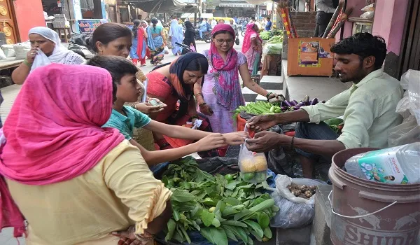 मुरादाबाद: रसोई से दूर हो रहीं महंगी सब्जियां