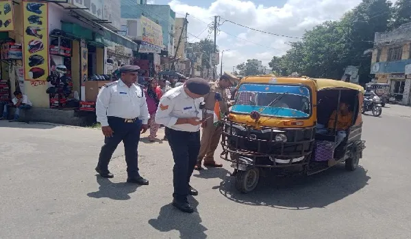 अमरोहा : डग्गामार वाहन संचालकों से अवैध वसूली करने वालों पर एफआईआर, 125 वाहनों का किया चालान, 30 सीज किए