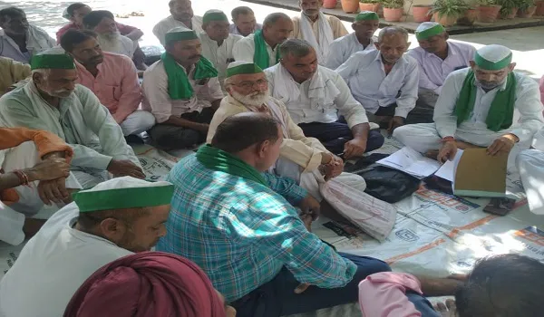 बिजनौर: राकेश टिकैत की गिरफ्तारी के विरोध में कार्यकर्ताओं ने किया धरना प्रदर्शन