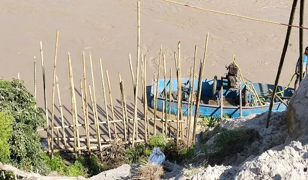 अमरोहा : दो दिन की मेहनत से तैयार एप्रोच रोड फिर टूटी, मरम्मत का काम लगातार जारी