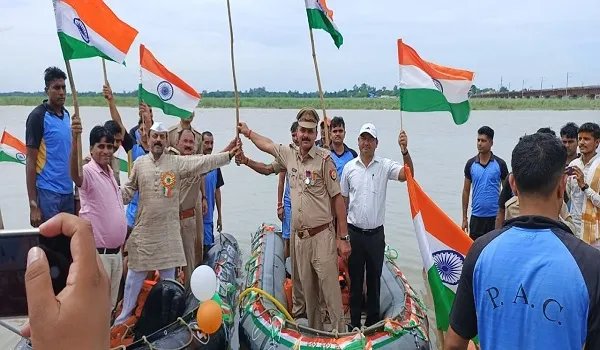 संभल : राजघाट गंगा में बोट पर निकाली तिरंगा यात्रा, कहा-आजादी के पर्व को हर्षोल्लास के साथ मनाएं