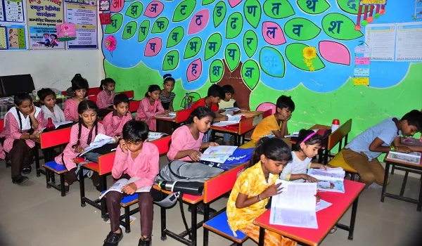 मुरादाबाद: सत्र के पांच माह बीते मगर किताबों से खाली अधिकांश बच्चों के बैग