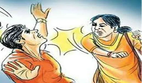 रामपुर : प्रेमिका के साथ घूमते हुए दिखा पति, पत्नी ने लगाई चप्पल से पिटाई