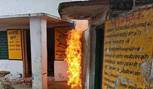 रामपुर: मिड्डे मील बनाते समय सिलेंडर में लगी आग, बच्चों में मची अफरातफरी