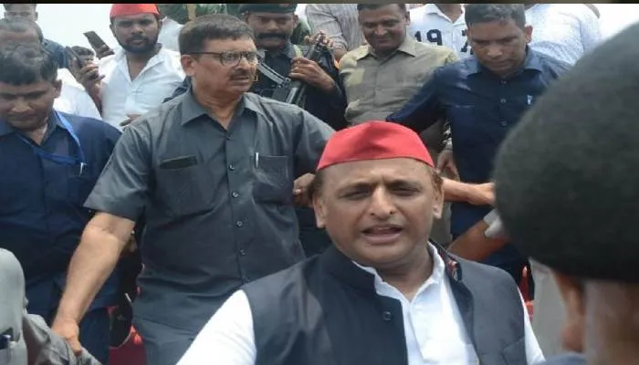 जनेश्वर मिश्र की जयंती पर बोले अखिलेश- तिरंगा के साथ दंगा भी फैला सकती है भाजपा