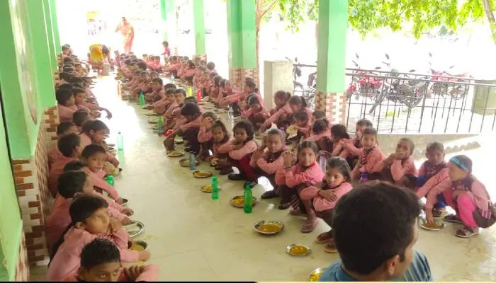 अयोध्या: परिषदीय विद्यालय के शिक्षकों के लिए संकट बना हलवा, खीर और लड्डू, विभाग भी परेशान, जानें वजह