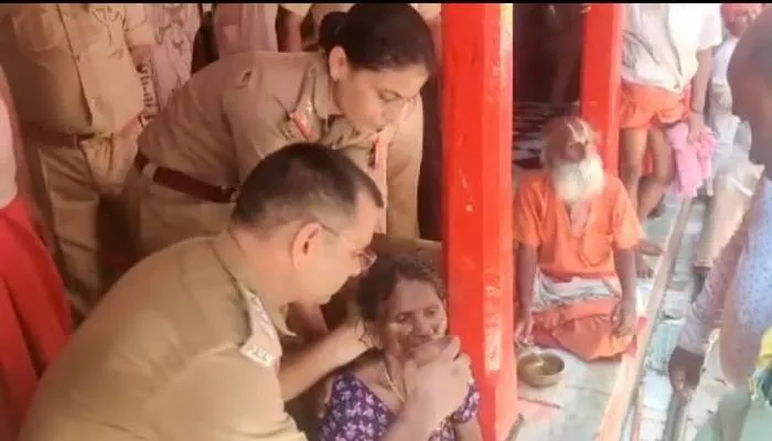 अयोध्या: सरयू में स्नान के समय युवक व हनुमान गढ़ी में बुजुर्ग महिला चक्कर खाकर गिरी, दोनों को अस्पताल में कराया गया भर्ती