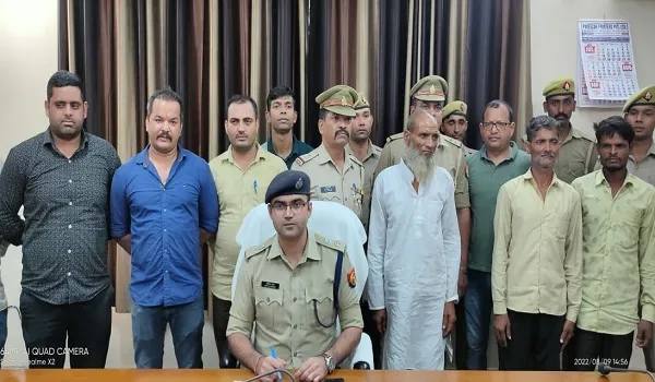अमरोहा: पुलिस ने किया खुलासा मुख्य आरोपी समेत तीन अभियुक्त गिरफ्तार, ट्रैक्टर टिपलर बरामद