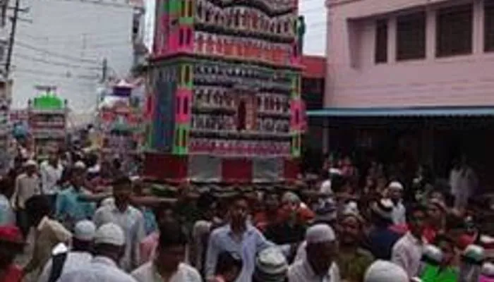 हरदोई: गमगीन माहौल में कर्बला पहुंचकर सुपुर्द ए खाक किए जा रहे ताजिए