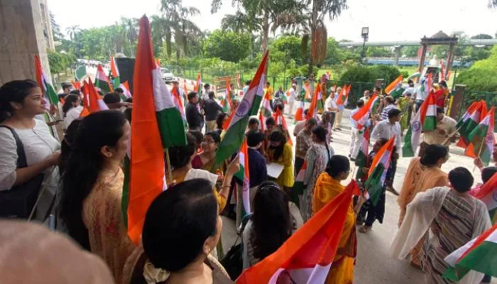 कानपुर: जीएसवीएम मेडिकल कॉलेज के डॉक्टरों ने निकाली तिरंगा यात्रा