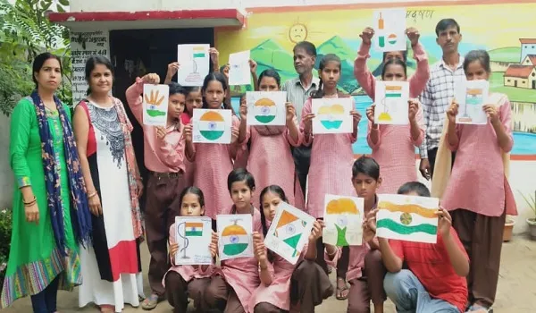 मुरादाबाद : बच्चों ने तिरंगे की शान बढ़ाने के लिए बनाई कलाकृतियां