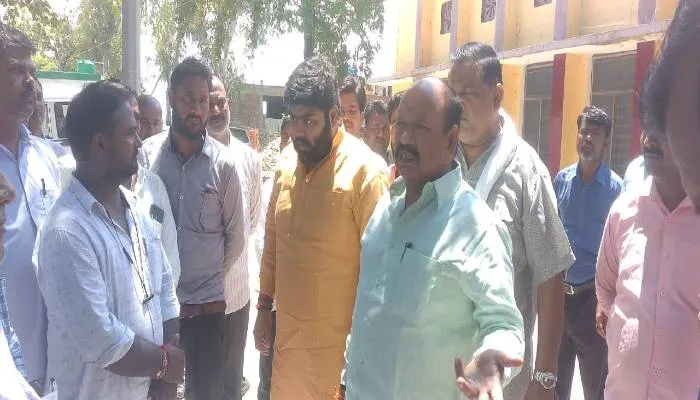 बाराबंकी: प्रधान पुत्र ने की जेई से अभद्रता, कार्रवाई की मांग को लेकर धरने पर बैठे ब्लॉककर्मी