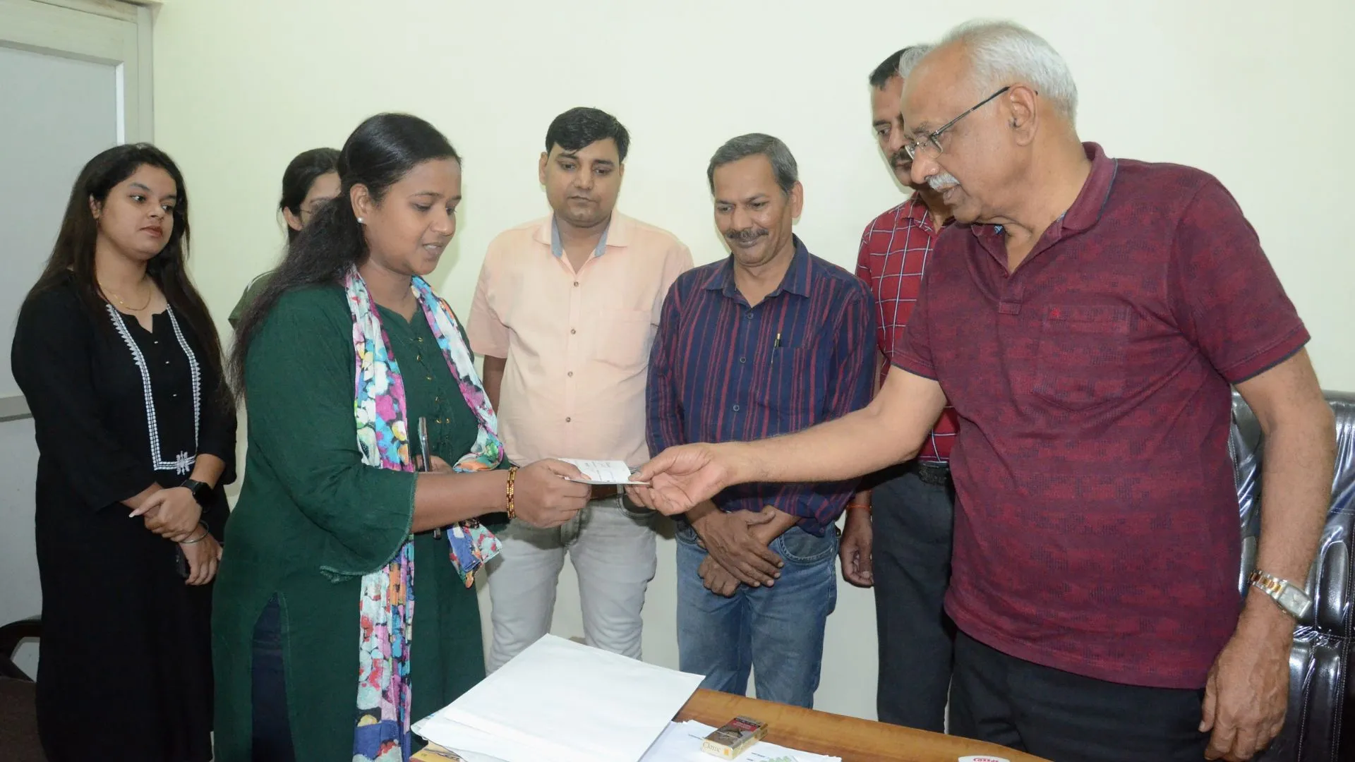 बरेली: अमृत विचार परिवार ने अभिषेक आनंद की पत्नी को सौंपा दो लाख रुपए का चेक