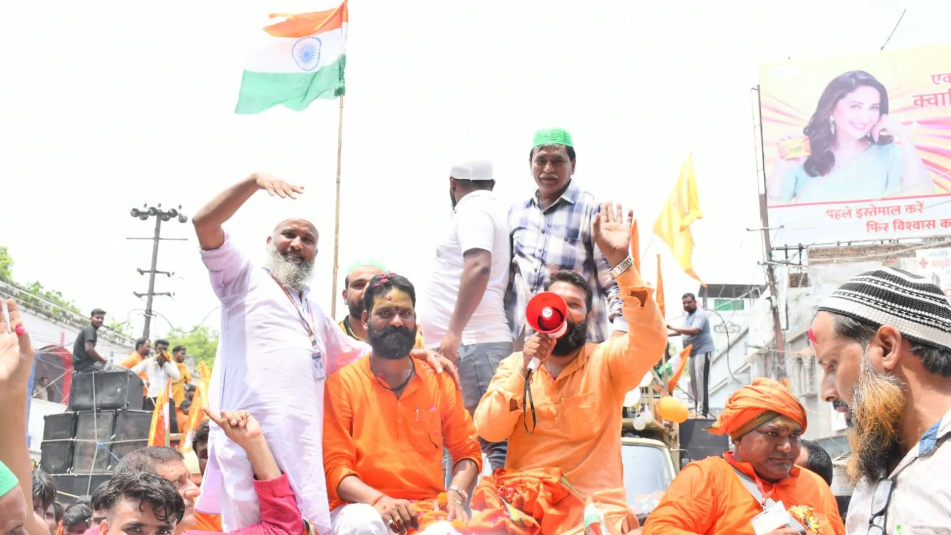 बरेली: मुस्लिम व्यापारियों ने जय श्री राम के नारे लगाकर कांवड़ियों का किया भव्य स्वागत, की पुष्प वर्षा