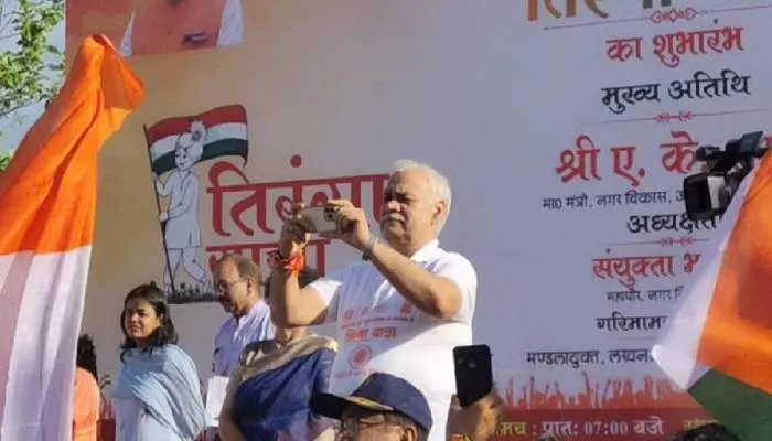 लखनऊ: हाथ में तिरंगा लिये नगर निगम के कर्मचरियों का उत्साह देख मुख्य सचिव बनाने लगे वीडियो
