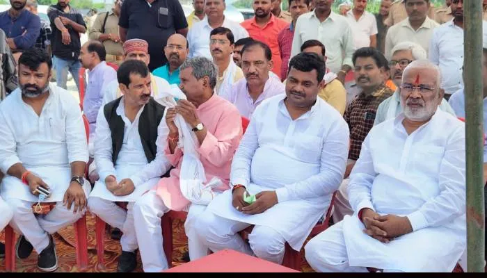 अयोध्या: पंचतत्व में विलीन हुए शेष नारायण, अंतिम यात्रा में उमड़े लोग