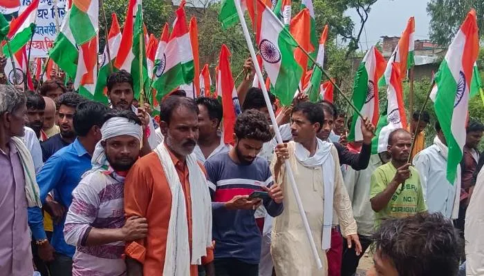 रायबरेली में तिरंगा यात्रा की धूम, नसीराबाद की गलियों में गूंजा झंडा गीत