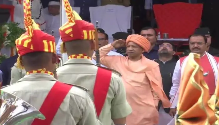 Independence Day: मुख्यमंत्री योगी ने किया ध्वजारोहण, हेलीकाप्टर से हुई पुष्प वर्षा