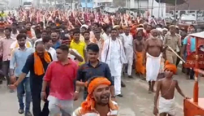 सीतापुर: आस्था का उमड़ा जनसैलाब, हजारों की संख्या में रवाना हुआ कांवड़ियों का जत्था