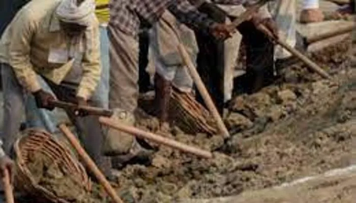 अयोध्या: मनरेगा मजदूरों को अब नहीं लगाना पड़ेगा बैंक के चक्कर, बीसी सखियां कार्य स्थल पर ही करेंगी मजदूरी का भुगतान