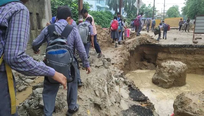 अयोध्या: फ्लाई ओवर निर्माण के लिए स्कूल के सामने खोद गया गड्ढा, गिरते-पड़ते स्कूल पहुंचते हैं छात्र, प्रशासन खामोश