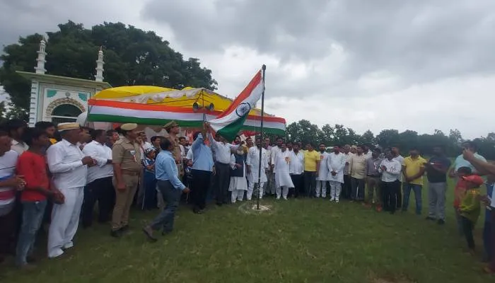 धन्नीपुर मस्जिद निर्माण स्थल पर हुआ झंडारोहण, ट्रस्ट के सदस्य बोले- तीन माह बाद यहां भी शुरू होगा काम